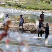 Frontera de Texas recibe nueva ola masiva de migrantes y registra dos muertes
