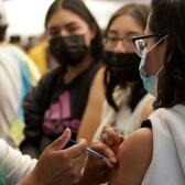 Moderna sugiere a México vigilar efectos de mezclar su vacuna con CanSino