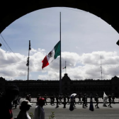 Marcha Marea Rosa: Bandera del Zócalo permanecerá izada, adelanta AMLO