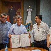 Firma libro de visitantes distinguidos el poeta Francisco Javier Estrada Arriaga
