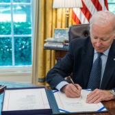 Joe Biden firma el acuerdo para aumentar el techo de deuda en EU