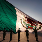La bandera estará izada en el Zócalo durante marcha ‘Marea rosa’: AMLO