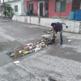 Tras lluvia trabajan cuadrillas de COMAPA en limpieza de drenes y pluviales