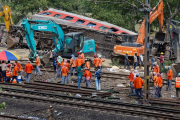 Se eleva a 288 la cifra de muertos por choque de trenes en la India