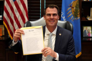 Gobernador de Oklahoma promulga ley para prohibir aborto desde fertilización