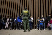 Disminuye por segundo mes consecutivo número de migrantes detenidos en EU: CBP