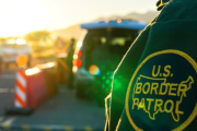 Agentes descubren a 14 migrantes escondidos en camiones en Falfurrias, Texas