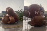 Enorme oso inflable sale volando por fuertes vientos en Cuernavaca