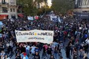 Universitarios en Argentina protestan contra recortes de presupuesto de Milei