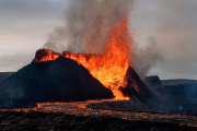 Volcán en Islandia hace erupción, desata estado de emergencia 