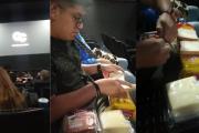 Joven prepara sándwiches en plena sala de cine