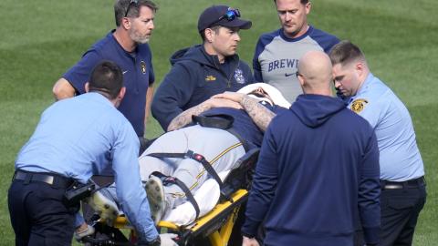 Pitcher de Milwaukee Brewers termina en el hospital tras recibir pelotazo