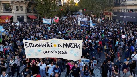 Universitarios en Argentina protestan contra recortes de presupuesto de Milei