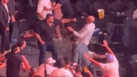 Aficionados se agarran a golpes durante función de la UFC