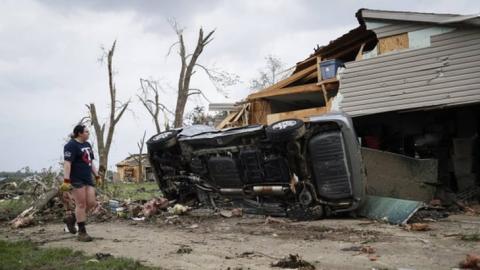 Suman 4 muertos en EU tras tormentas y poderosos tornados