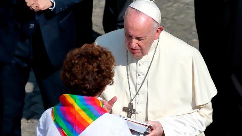 Papa abre puerta para que Iglesia Católica pueda bendecir parejas homosexuales