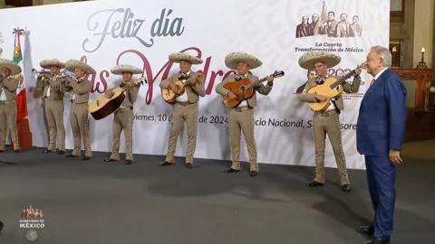 Con mariachi, AMLO felicita a las mamás en su día