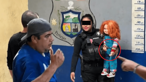 Detienen a 'Chucky' en Coahuila; hombre utiliza muñeco para pedir dinero