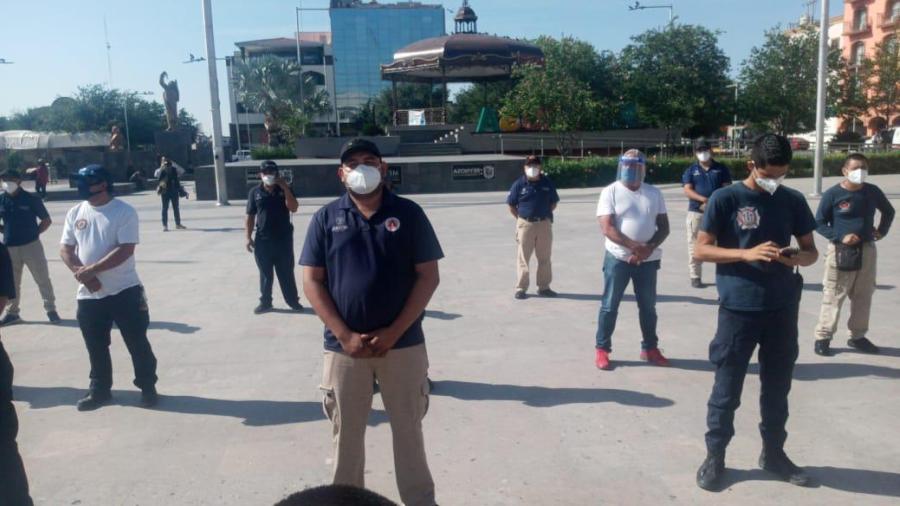 Elementos de PCyB solicitan insumos frente a la Presidencia Municipal.