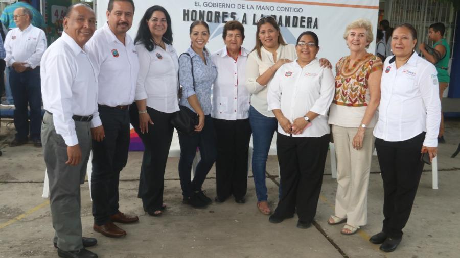 Encabeza Magda Peraza honores a la bandera en primaria &ldquo;Jos&eacute; Mar&iacute;a Morelos&rdquo;