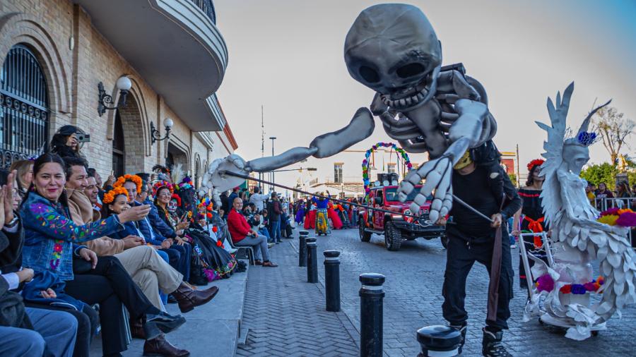 Disfrutan matamorenses espectacular desfile de la Huesuda 2023, organizado por Gobierno de Matamoros