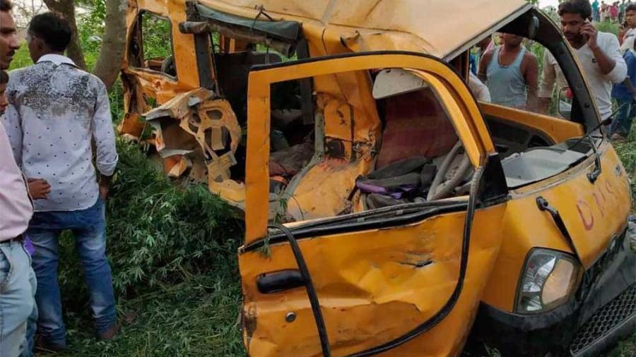 mueren 13 niños en choque entre un autobús escolar y un tren en India 