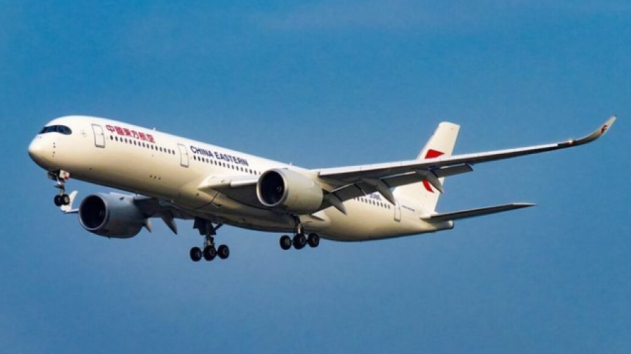 Avión con más de 130 personas a bordo se estrella en China