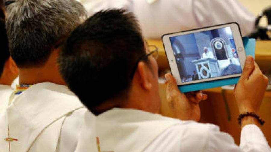 Papa Francisco se manifiesta en contra de los celulares durante misa 