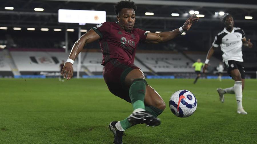 Adama aleja a los Wolves de la zona de descenso