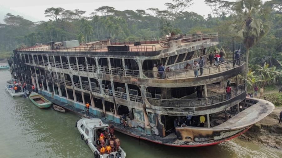Incendio de un barco en Bangladés deja al menos 36 muertos y 100 heridos