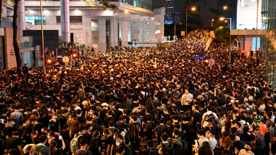 Manifestantes bloquean sede de la policía en Hong Kong