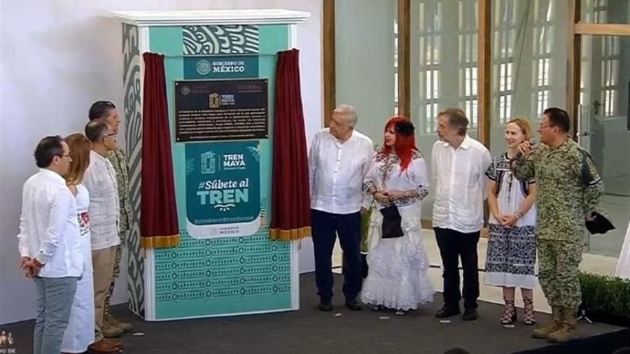 AMLO devela placa del Tren Maya para iniciar servicio del transporte
