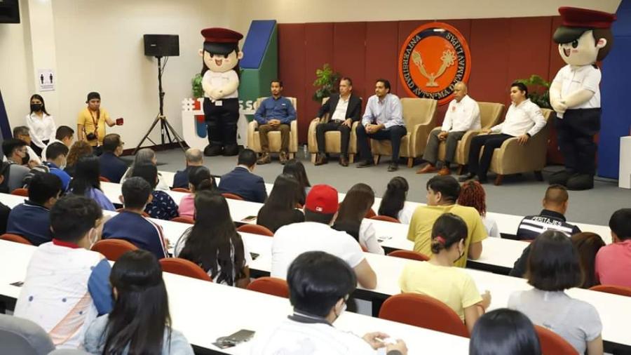 Mantiene Carlos Peña Ortiz comunicación permanente con jóvenes 