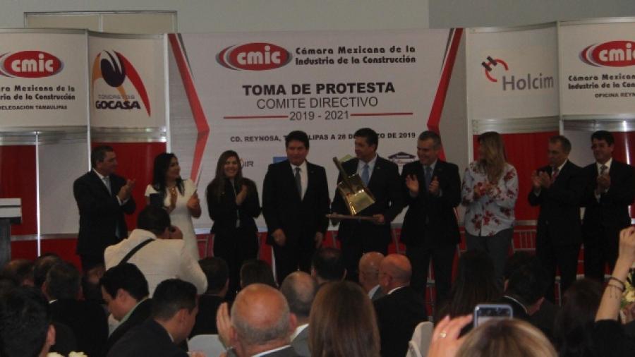 CMIC entrega reconocimiento a Cabeza de Vaca
