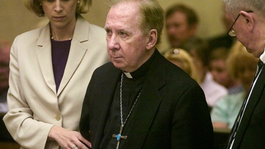 Niega ex obispo acusación de abuso sexual