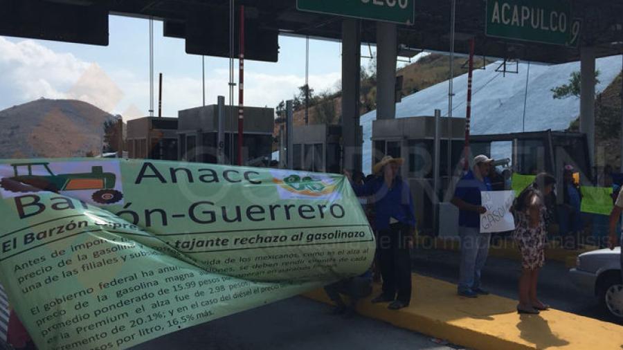 Barzón da paso libre en caseta de Palo Blanco en protesta al 'gasolinazo'