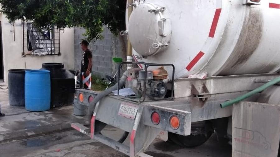 Pipas entregan agua en Villa Florida y Bugambilias