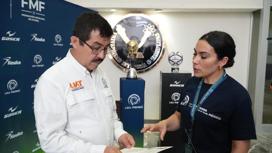 Recibe el rector Dámaso Anaya el Tour del Trofeo de la Liga Premier Mx