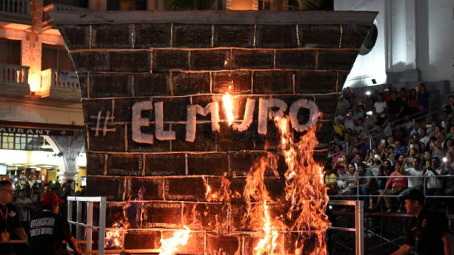 Inicia Carnaval de Veracruz con la quema de 'El Muro'