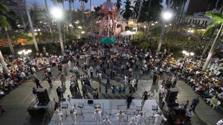 Con gran éxito se presenta la "Danzonera la Playa de Veracruz" en Tampico