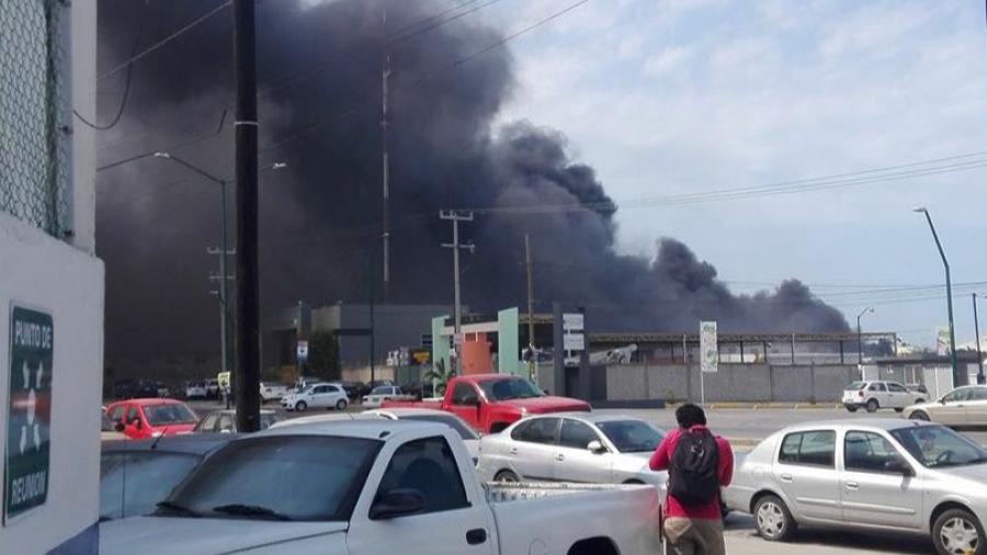 Se incendia basurero clandestino de llantas qué genera alarma entre la población.