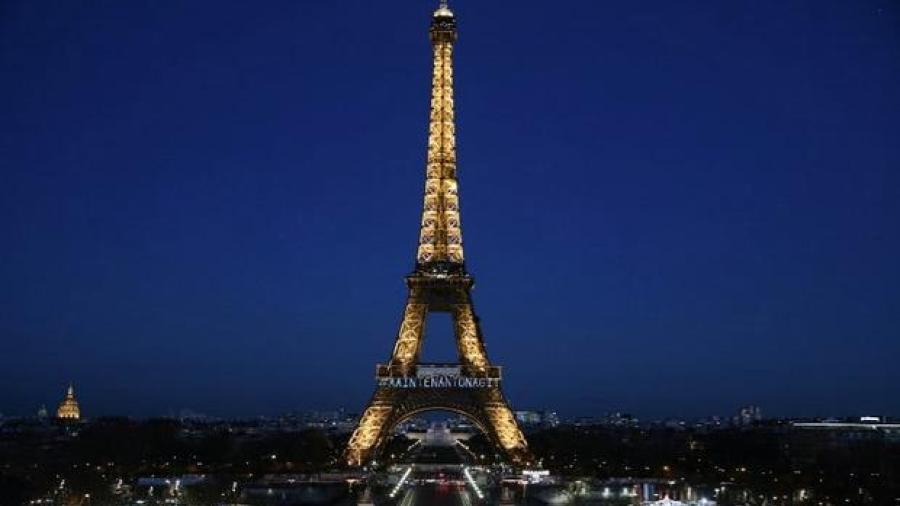 La Torre Eiffel se ilumina a favor de los derechos de la mujer