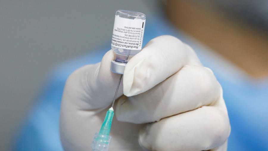 Afirma Pfizer que su vacuna parece eficaz contra nuevas variantes de COVID-19