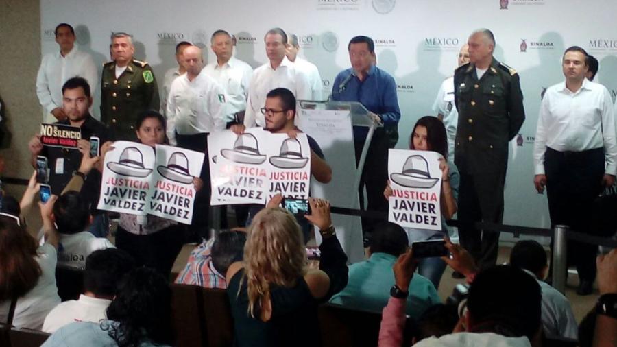 Periodistas protestan en la reunión sobre seguridad