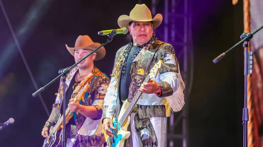 Presentó Carlos Peña Ortiz al grupo Bronco ante más de 15 Mil espectadores