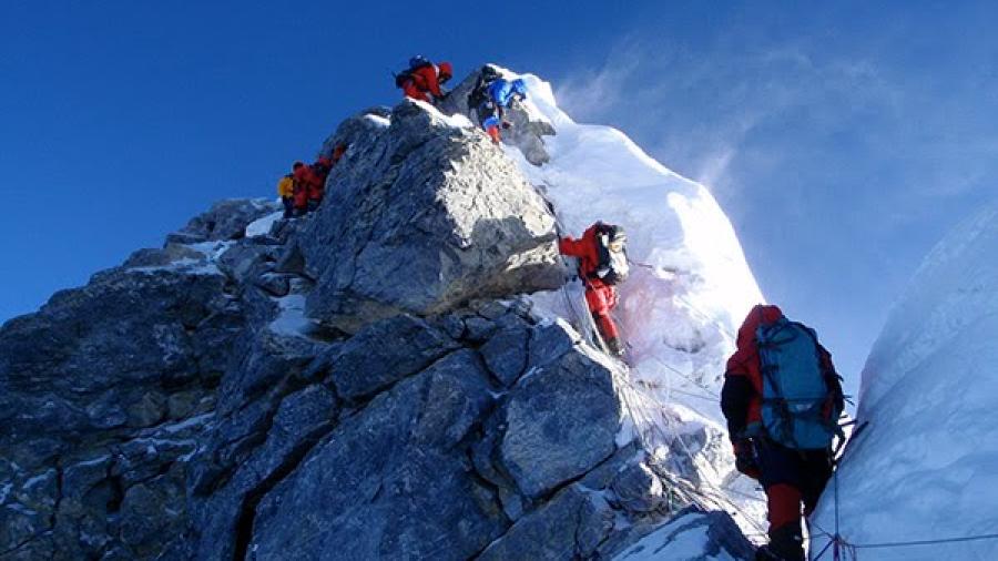 Fallece alpinista en el Everest y otro desaparece