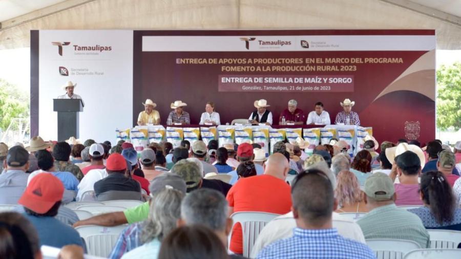 Continúa Gobierno del Estado beneficiando a productores con semilla de sorgo y maíz