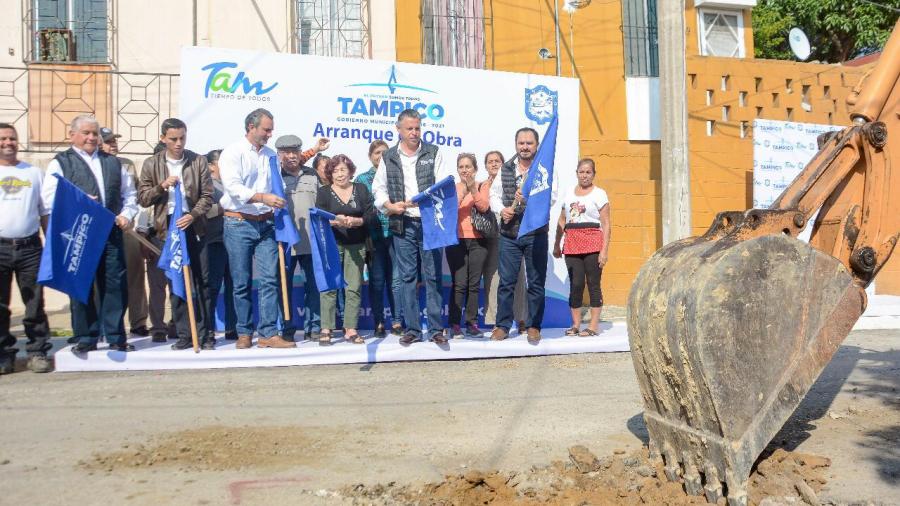 Pone en marcha Chucho Nader la pavimentaci&oacute;n de otra calle