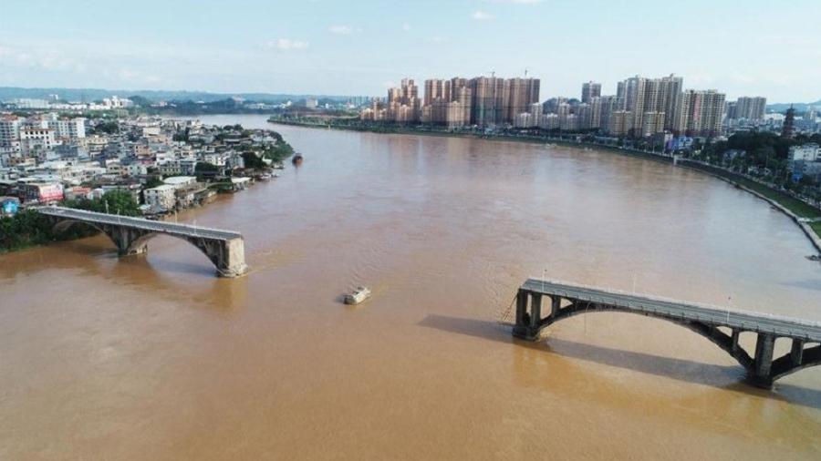 Se desploma parte de puente vehicular en China