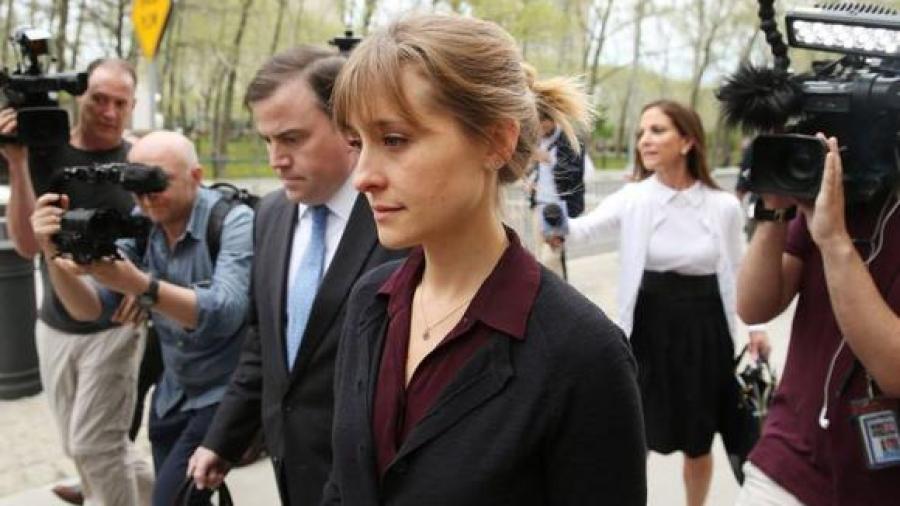 Allison Mack, actriz de ‘Smallville’, sale de prisión tras cumplir condena por la secta NXIVM